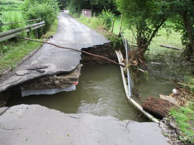 Eingestürzte Brücke Am Schnüber über den Felderbach nach dem Hochwasser 2021