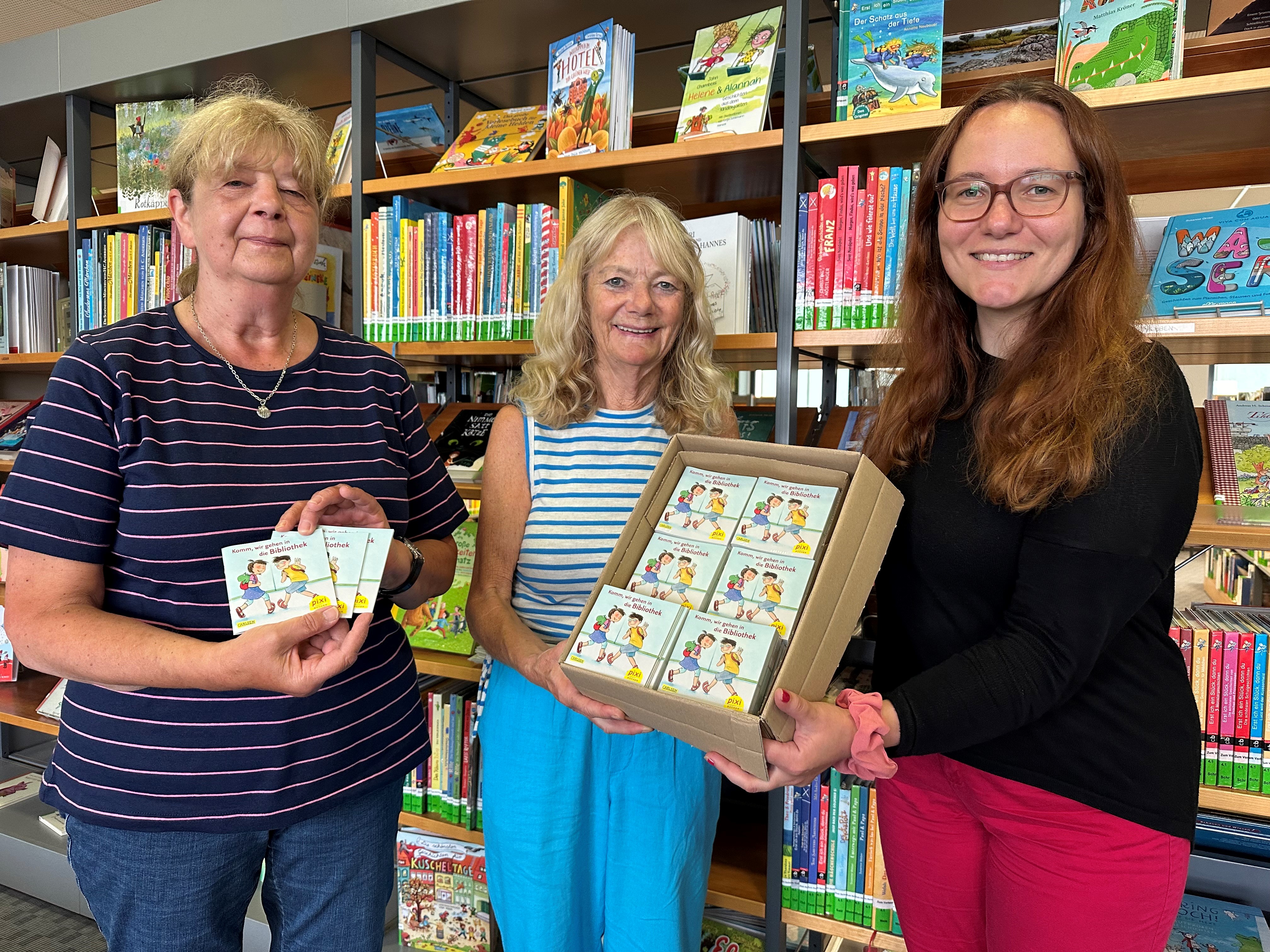 Pixi-Bücher werden an die Stadtbibliothek überreicht.