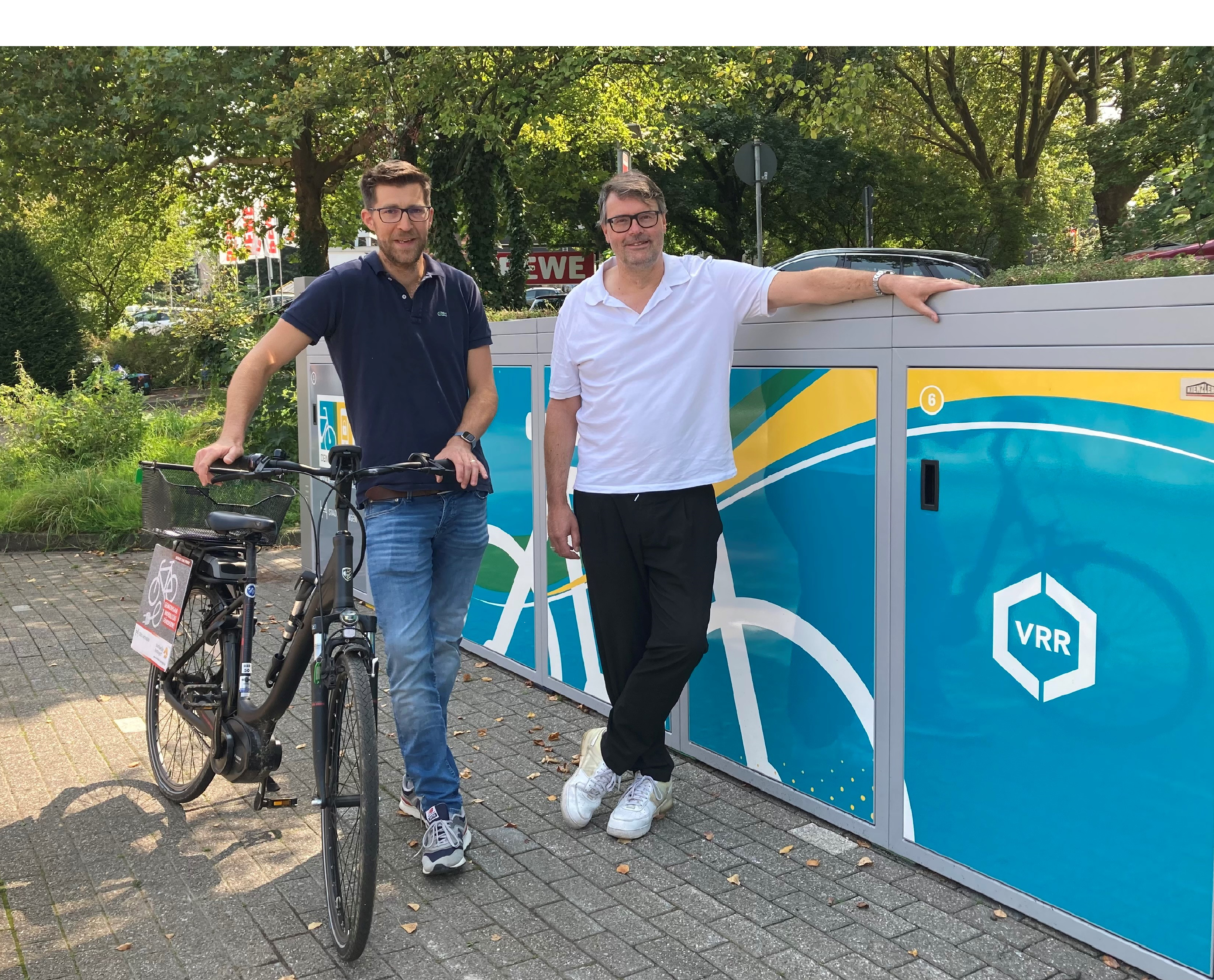 Johannes Fröhlich und Jens Hendrix vor der Radbox