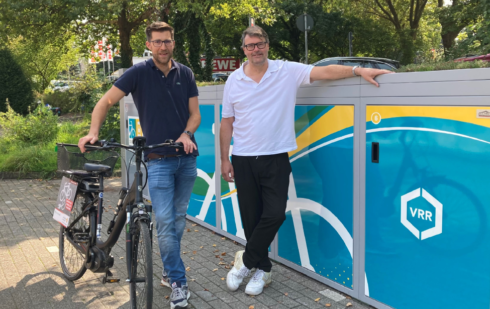 Johannes Fröhlich und Jens Hendrix vor der Radbox