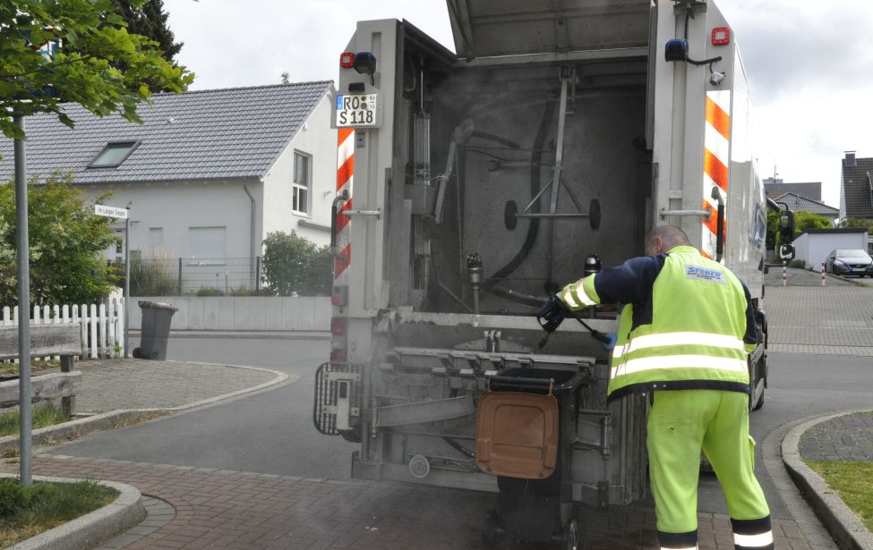 Müllfahrzeug reinigt Biotonne