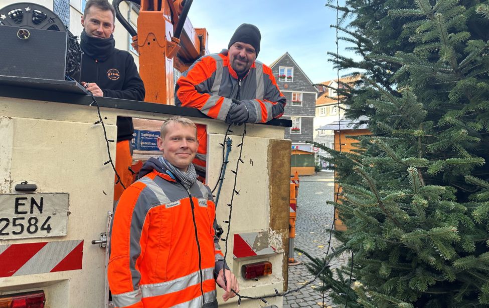 Marc Wieschermann, und Robin Aufermann und Jan Keil vom Fachbereich Stadtbetriebe. 