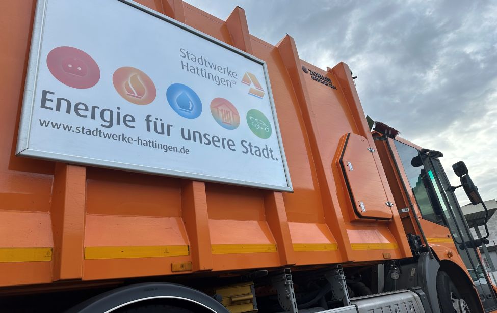 Müllfahrzeug der Stadt Hattingen mit Werbung der Stadtwerke 