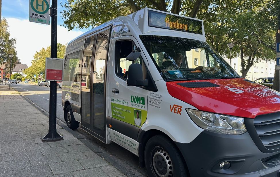 Bürgerbus macht Halt am Rathaus