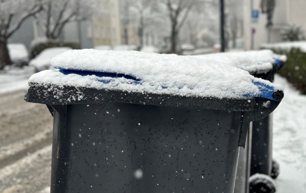 Mülltonne mit Schnee bedeckt