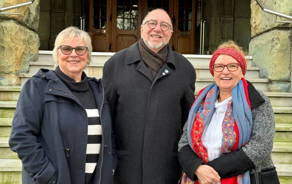 Foto des neuen Vorstandes vor der Rathaustreppe