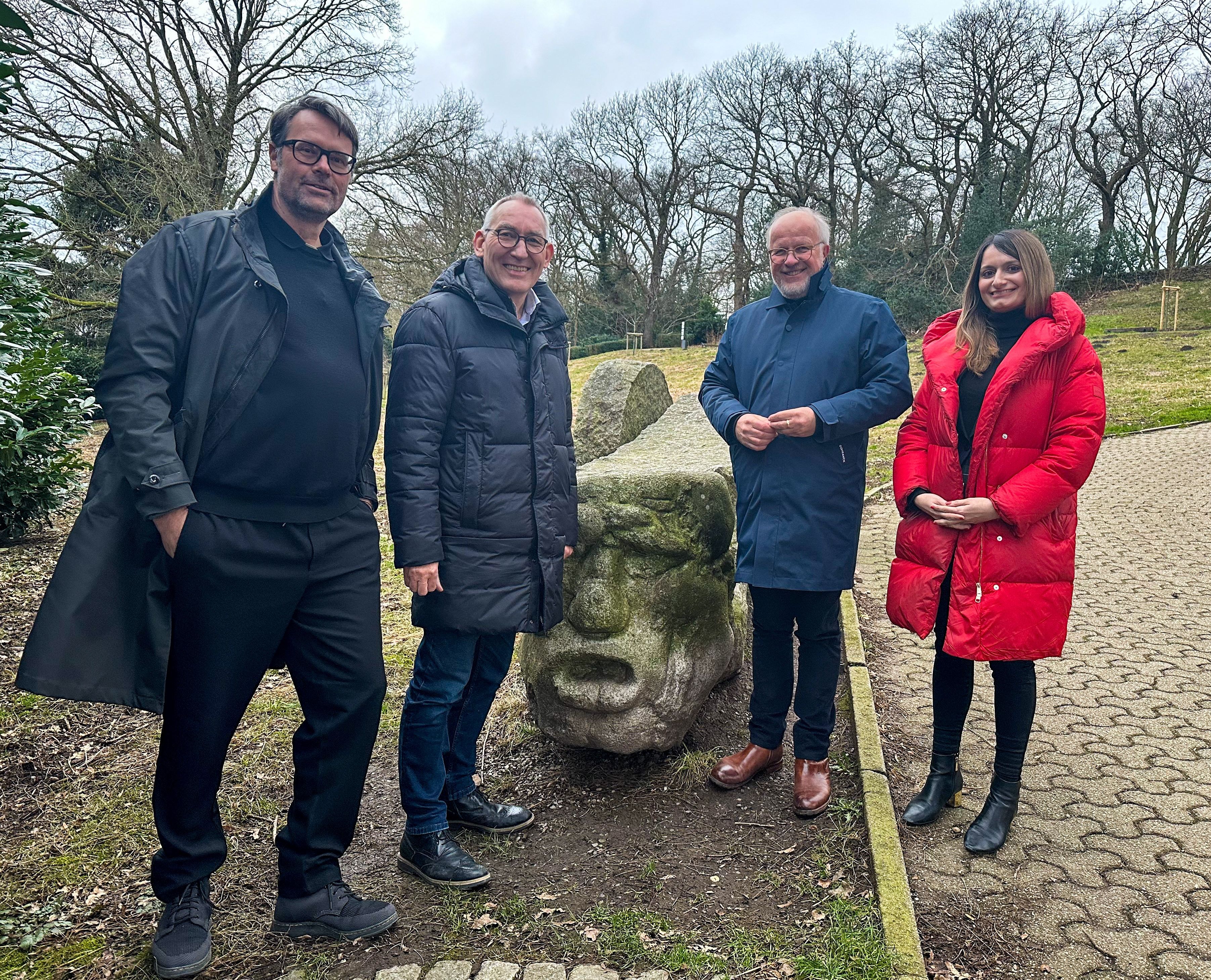 Bürgermeister und Regierungspräsident besichtigen den historischen Gethmannschen Garten in Hattingen