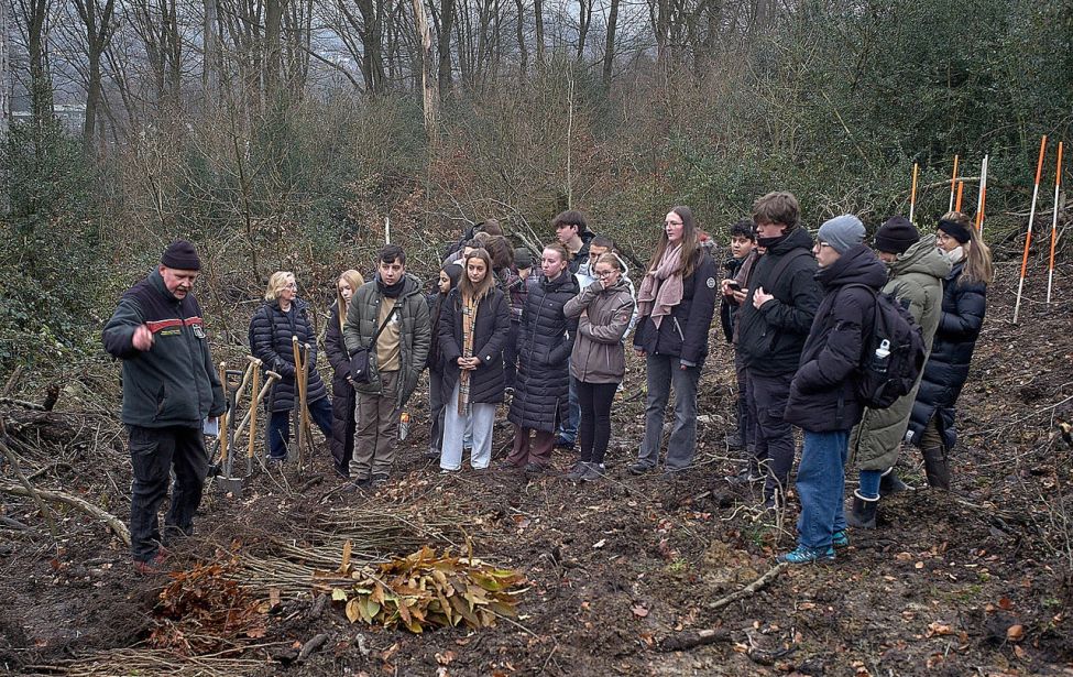 Förster Thomas Jansen begleitet die Pflanzaktion der Schülerinnen und Schüler (C) Holger Grosz