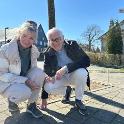 Sabine und Hans-Dietrich Köcher am Heinz-Wittpoth-Platz.