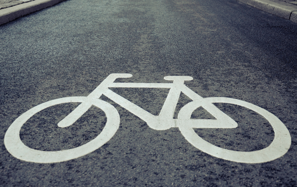 Fotografie eines Fahrradsymbols auf einer Straße