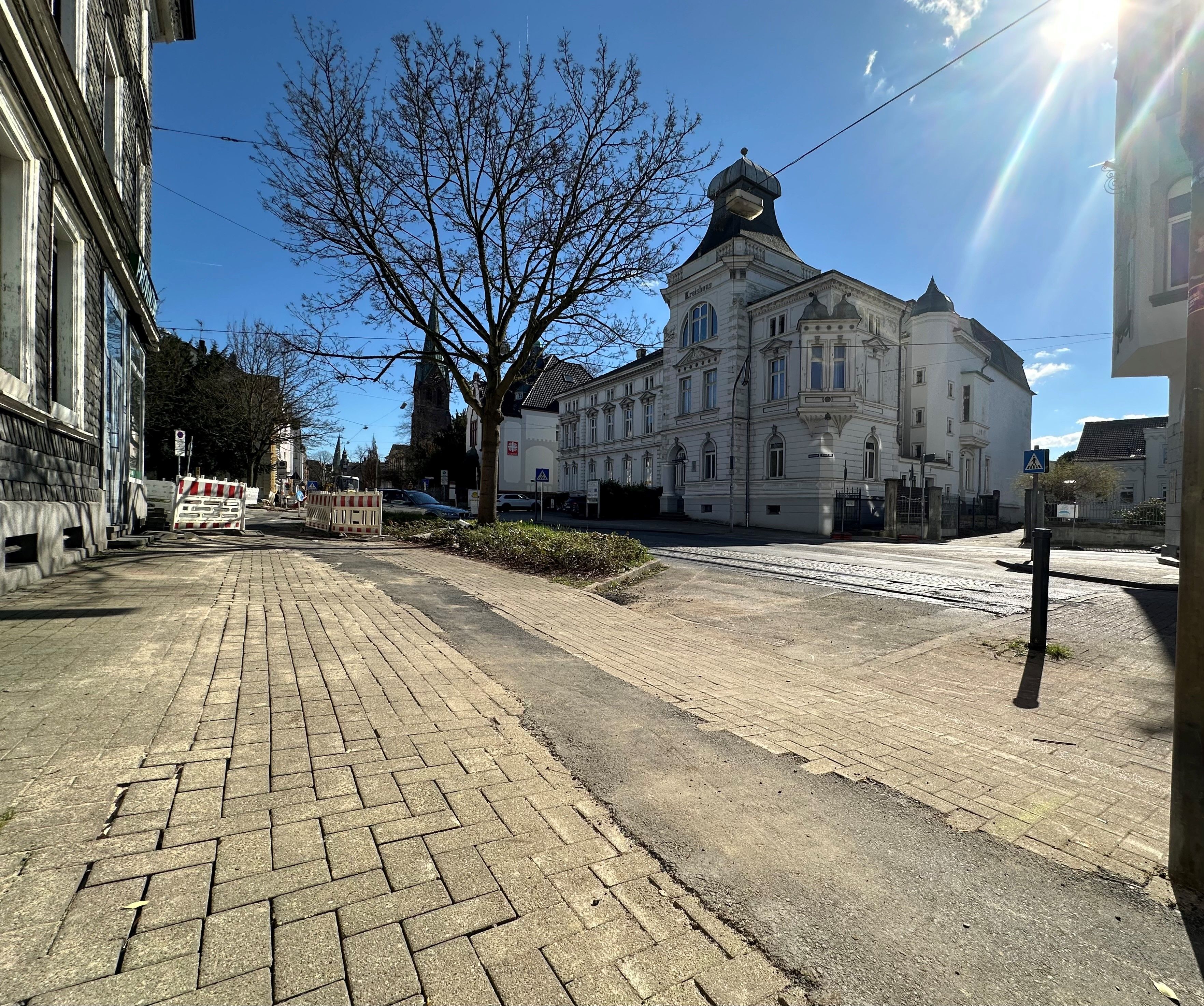 Straße mit Schäden auf dem Gehweg