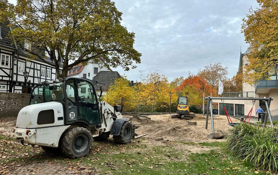Bagger rollen auf dem Spielplatz Zollhausgasse.