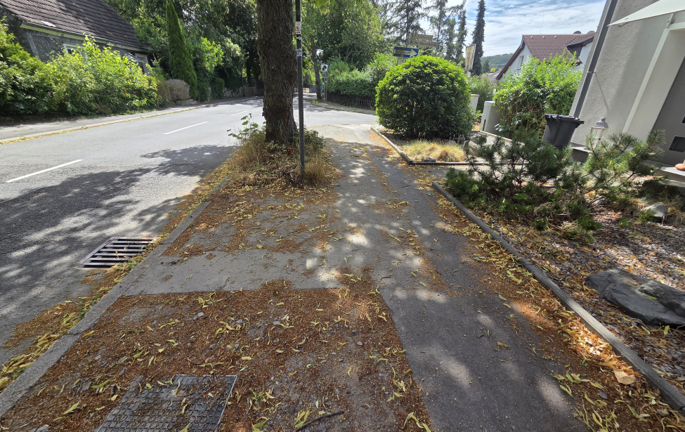 Der Gehweg entlang der Sprockhöveler Straße vor der Sanierung