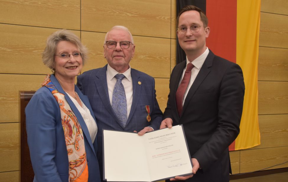 Hattinger Bernhard Willim erhält Verdienstmedaille