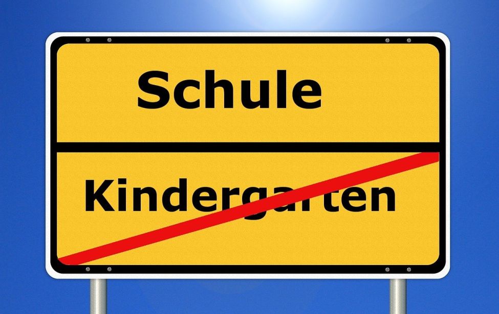 Bild von Schild, auf dem Schule steht und Kindergarten druchgestrichen
