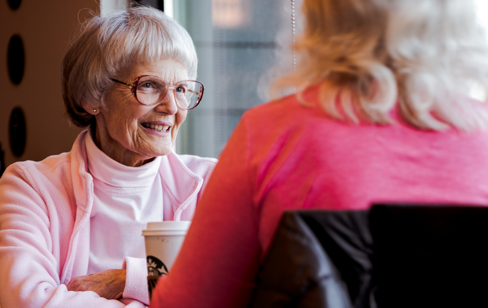Foto von zwei Personen, die sich gegenüber sitzen