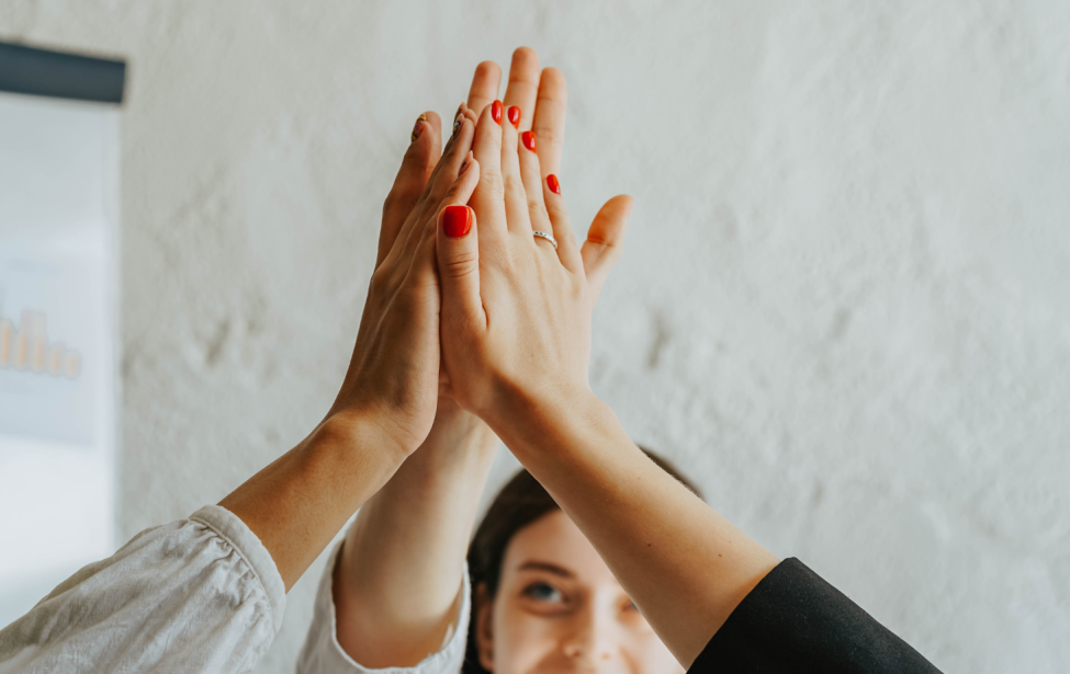 Fotografie von drei zusammengeschlagenen Händen