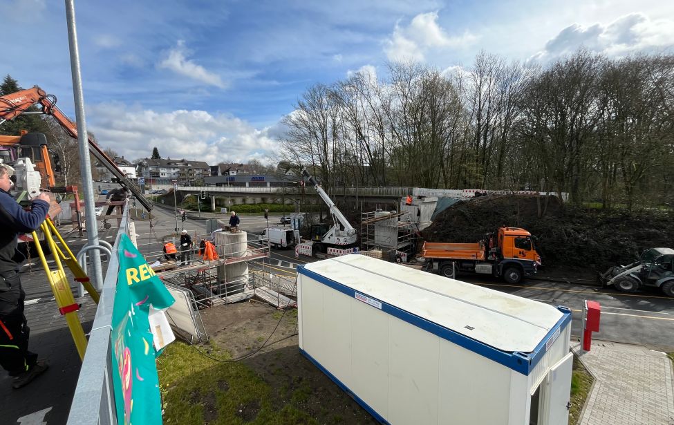 Arbeiten an der Fußgängerbrücke in Winz-Baak