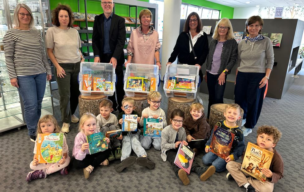 Kita-Boxen werden in der Stadtbibliothek von den Kindern der St. Georg Kita abgeholt.